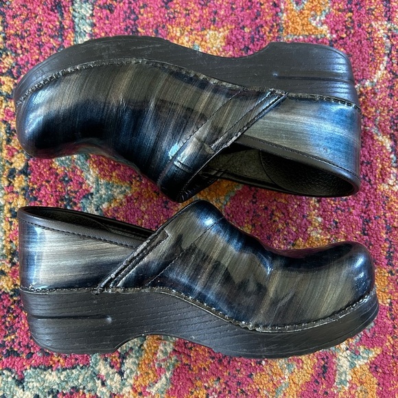 🔥Dansko | Women’s Black/Silver/Midnight Blue Ethereal Striped Leather Clogs sz 8 - Picture 5 of 12